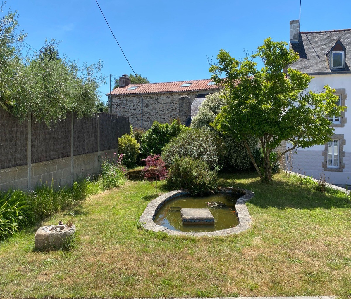 Petit bassin d'agrément devant la maison