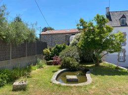 Petit bassin d'agrément devant la maison