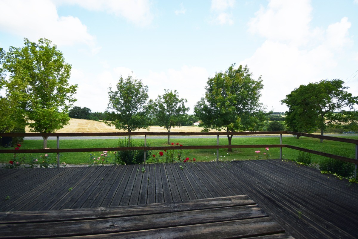 Vue terrasse et extérieur