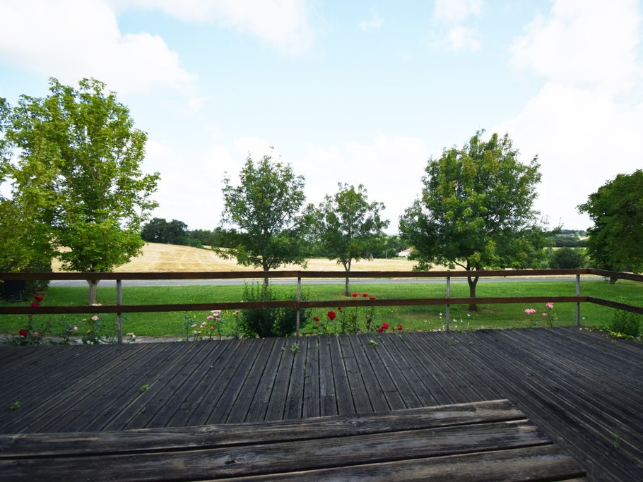 Vue terrasse et extérieur