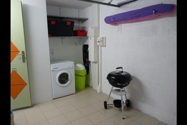 Le garage équipé de la machine à laver le linge