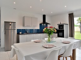 Grande pièce de vie avec coin cuisine, coin séjour et coin salon avec poêle à bois. Cuisine ouverte, aménagée et toute équipée.