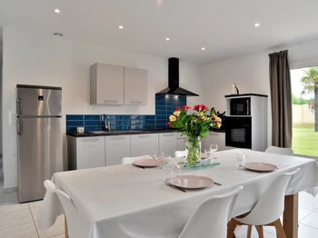 Grande pièce de vie avec coin cuisine, coin séjour et coin salon avec poêle à bois. Cuisine ouverte, aménagée et toute équipée.