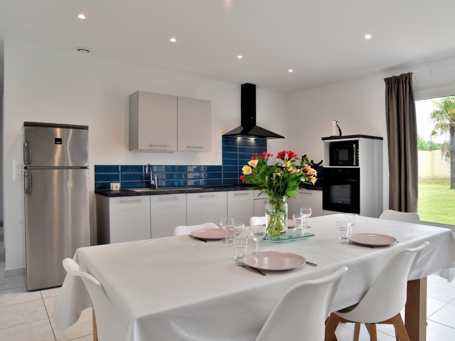 Grande pièce de vie avec coin cuisine, coin séjour et coin salon avec poêle à bois. Cuisine ouverte, aménagée et toute équipée.