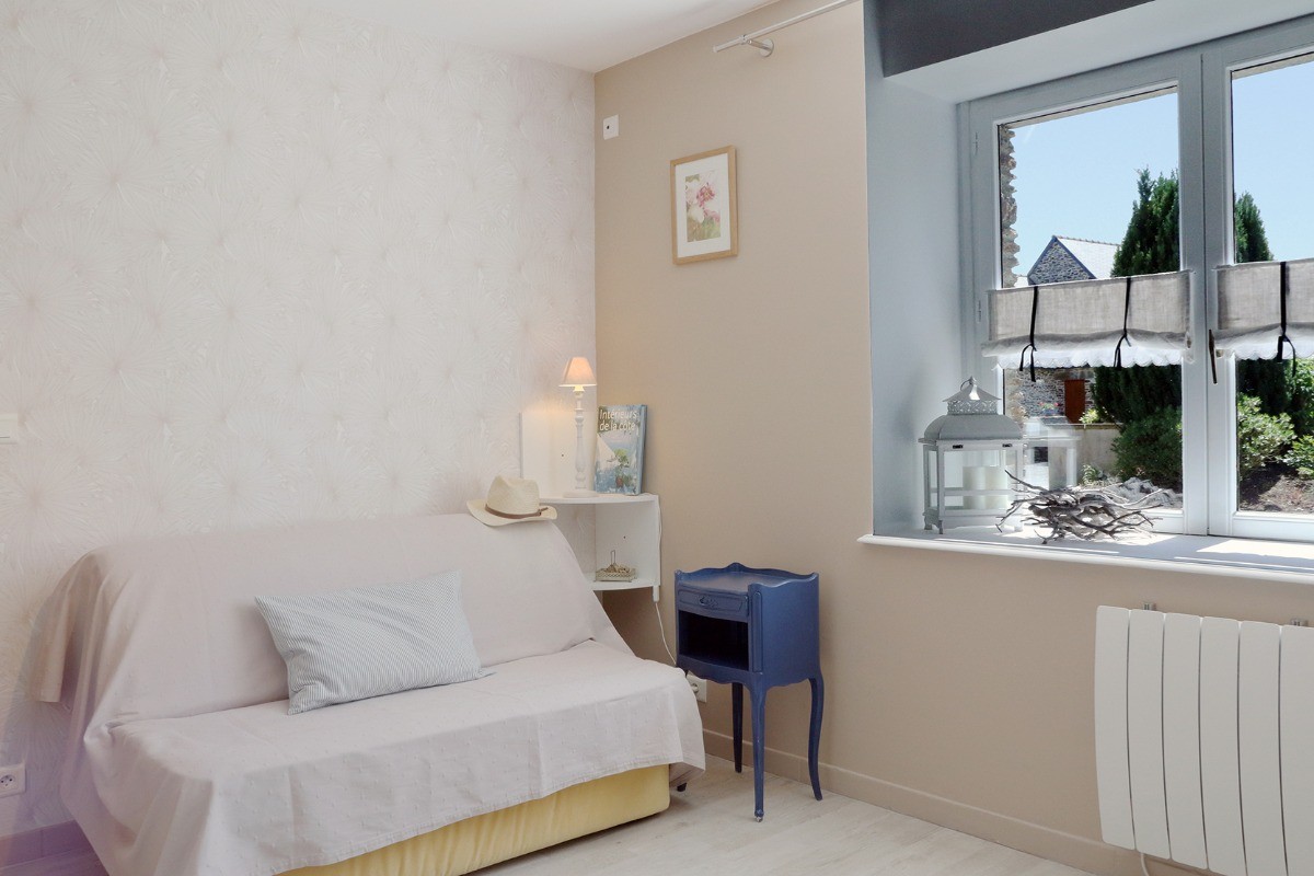 Chambre située au RDC équipé d'un BZ 140 X 190, avec SDB communiquante