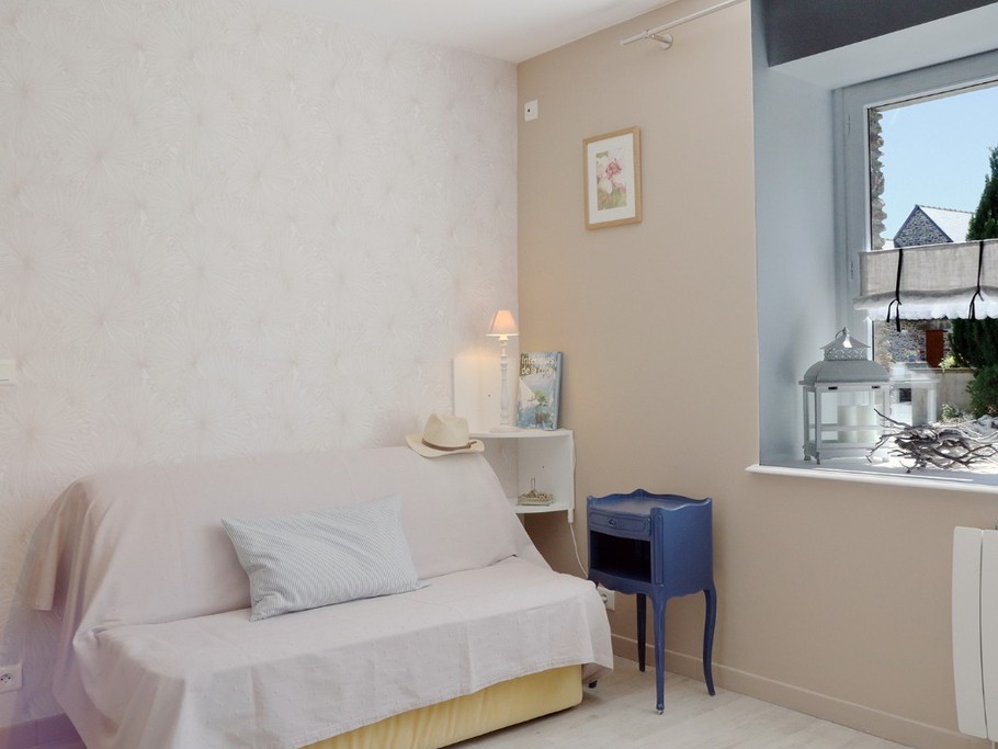 Chambre située au RDC équipé d'un BZ 140 X 190, avec SDB communiquante