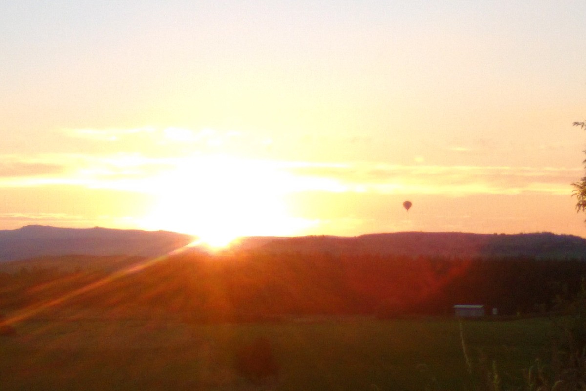 Vol en montgolfière avec un beau coucher de soleil. Aérodrome à 15 mn du gîte.