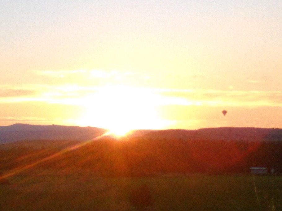 Vol en montgolfière avec un beau coucher de soleil. Aérodrome à 15 mn du gîte.