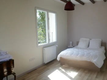 La chambre avec un lit en 140