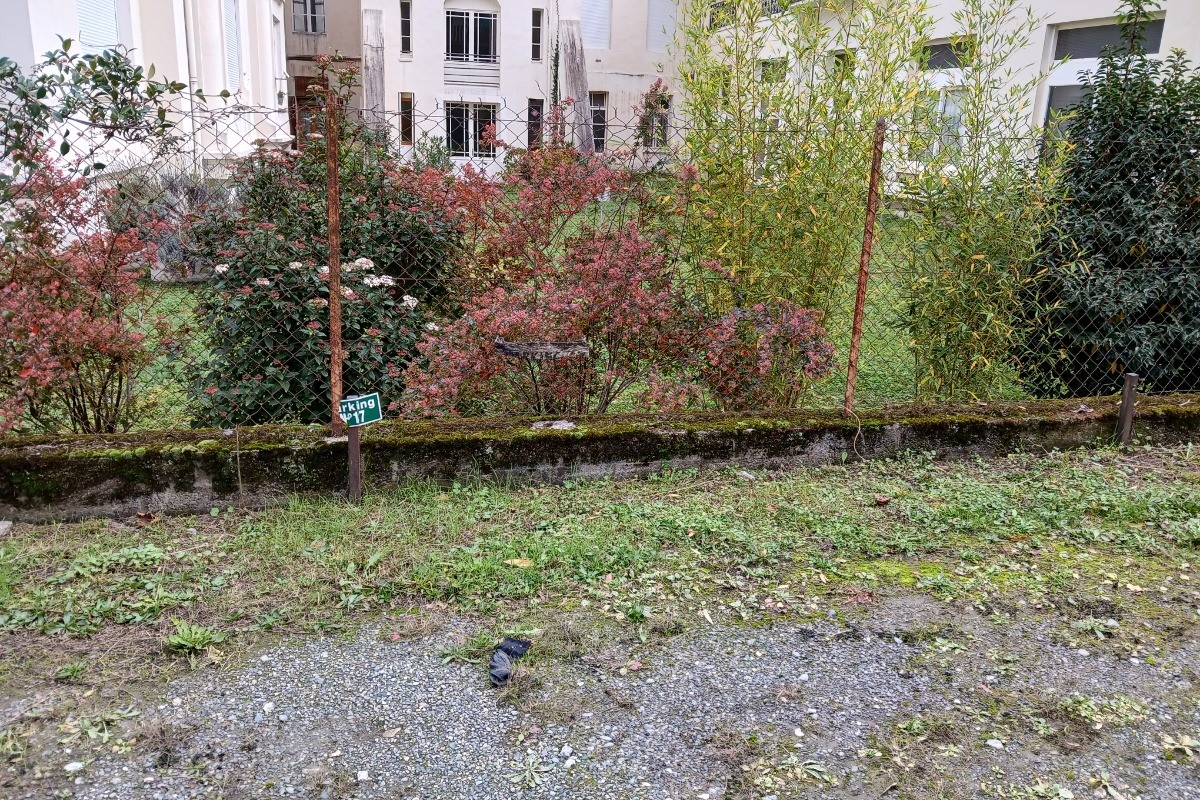 Place de parking sur terrain clos