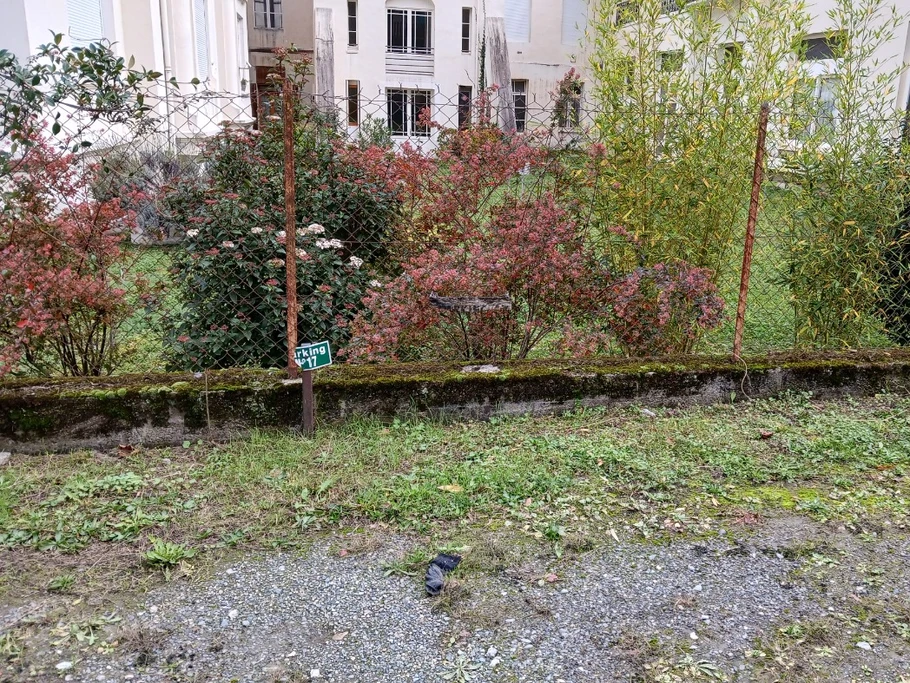 Place de parking sur terrain clos