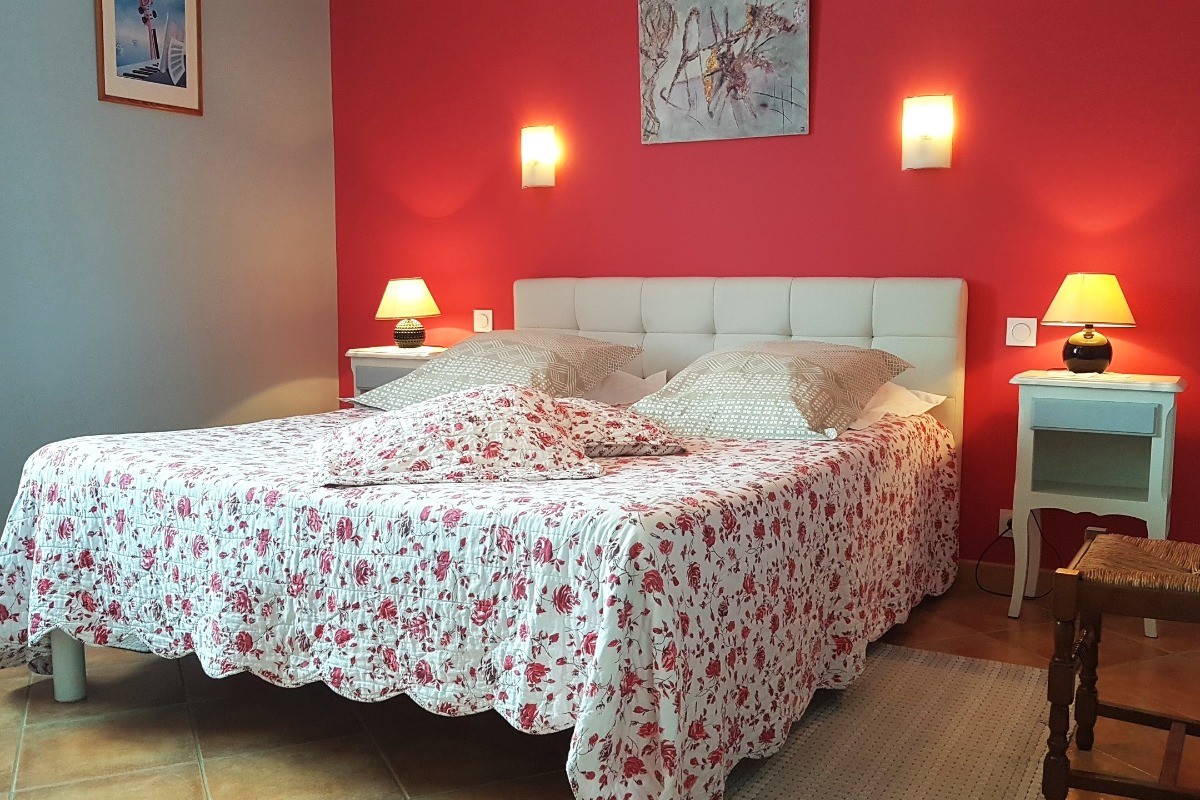 Chambre pour 2 personnes (lit 160 cm) avec salle d'eau attenante.