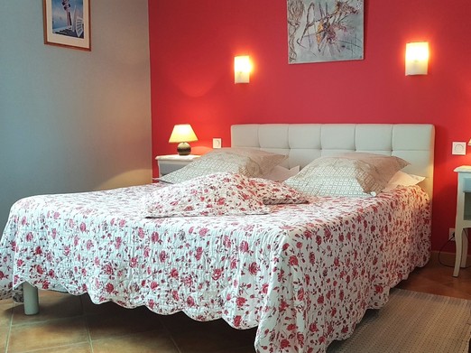 Chambre pour 2 personnes (lit 160 cm) avec salle d'eau attenante.