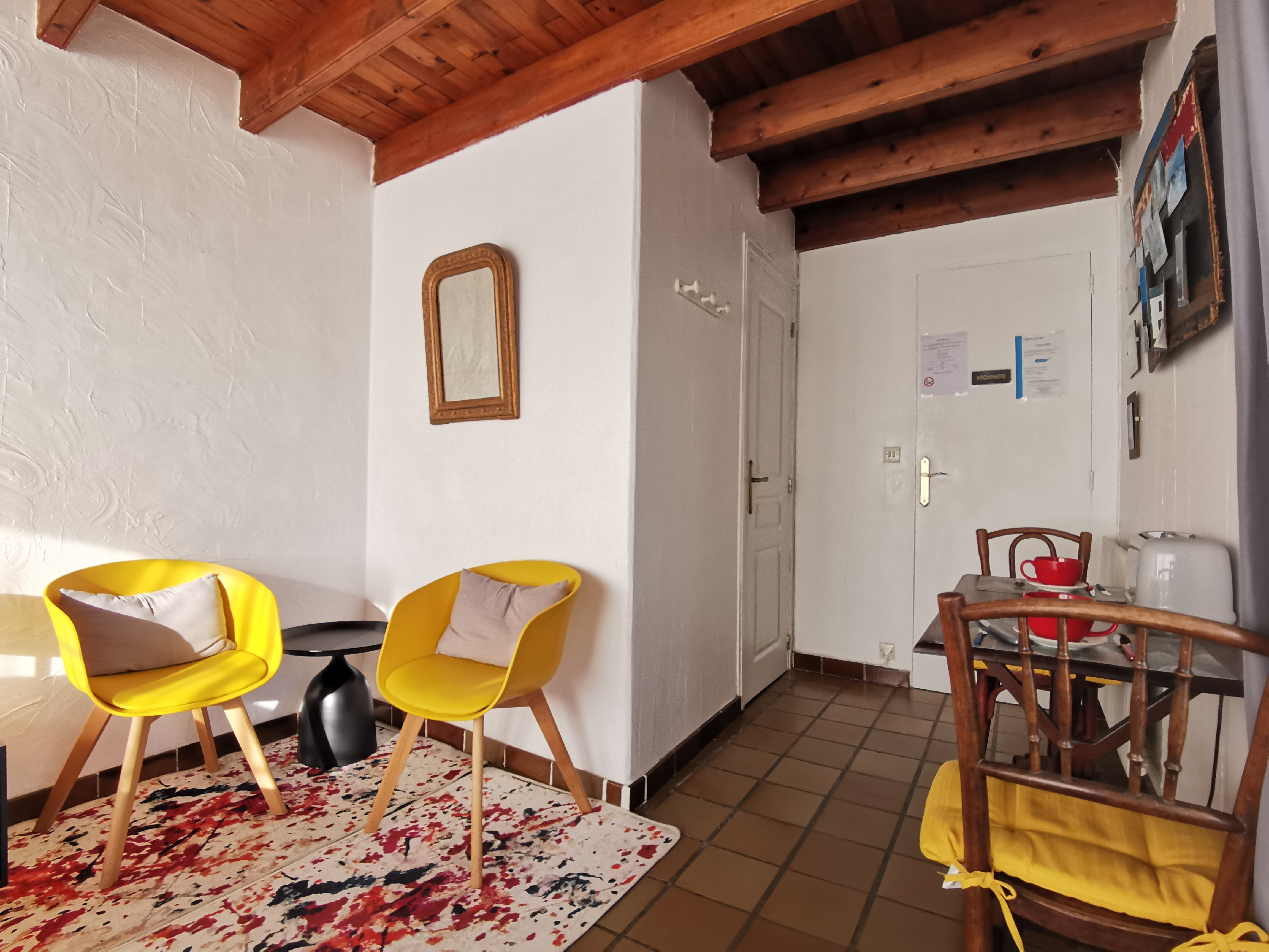 Espace salon et table pour le petit déjeuner