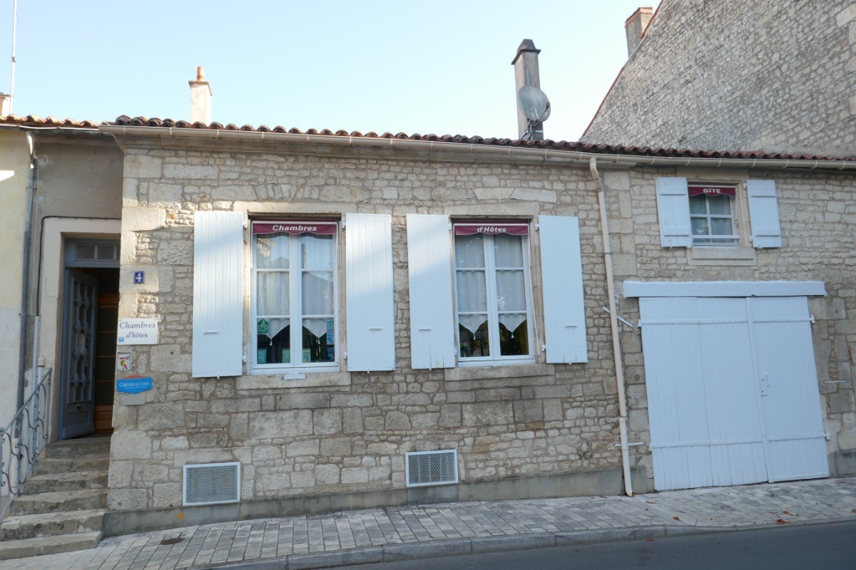 Bâtisse de caractère - côté rue