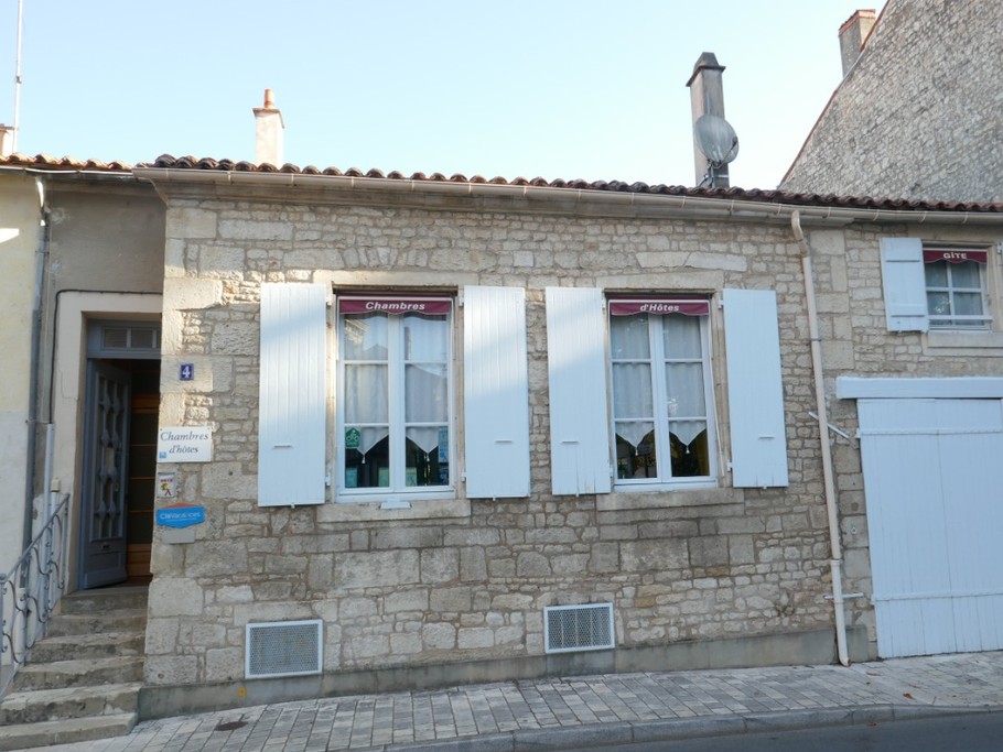 Bâtisse de caractère - côté rue