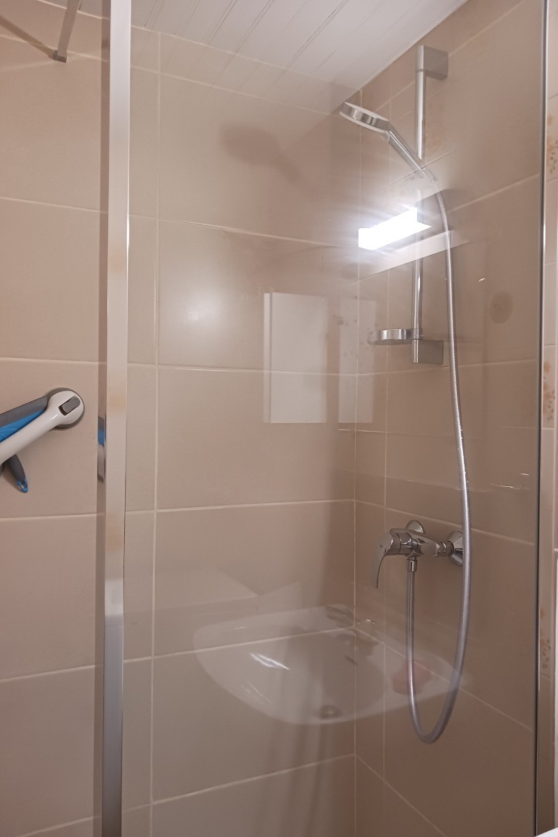 Salle d'eau avec machine à laver
