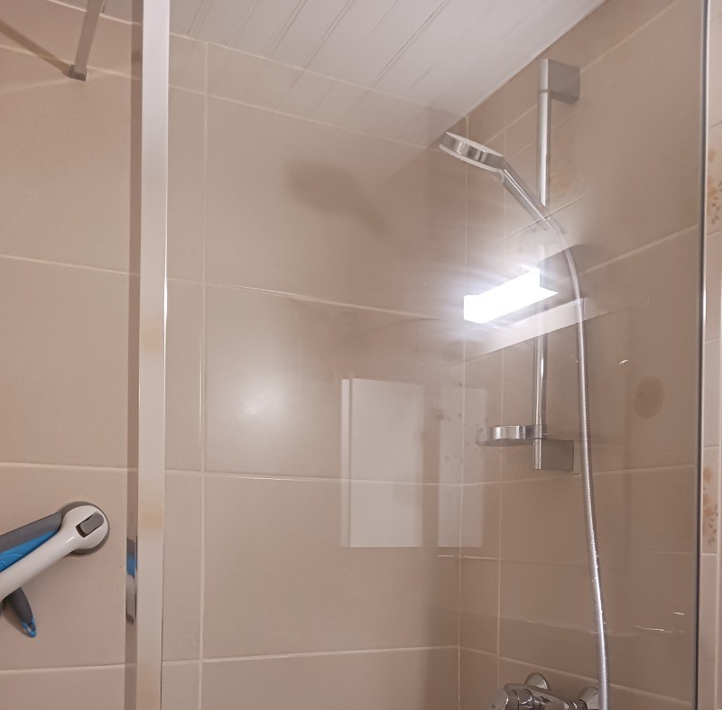 Salle d'eau avec machine à laver