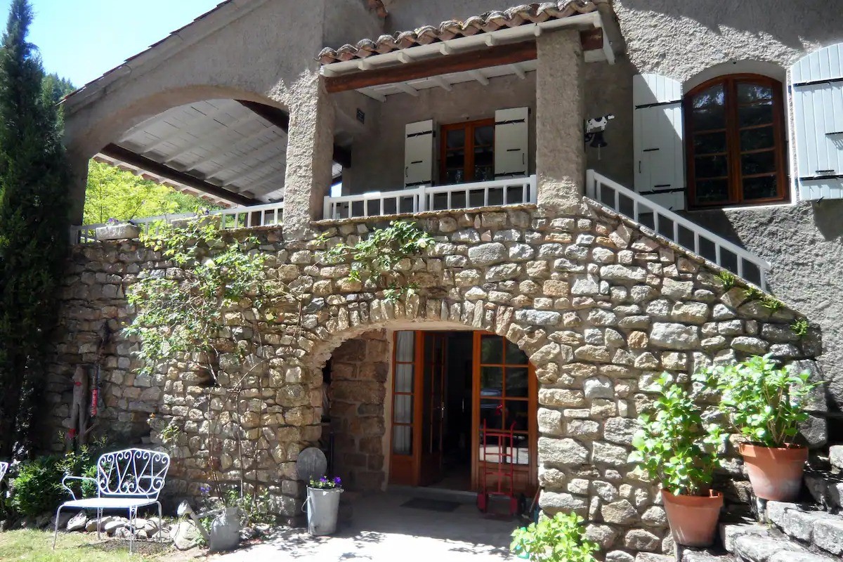 Le Valadou - Entrée du gîte en bas et maison des propriétaires à l'étage