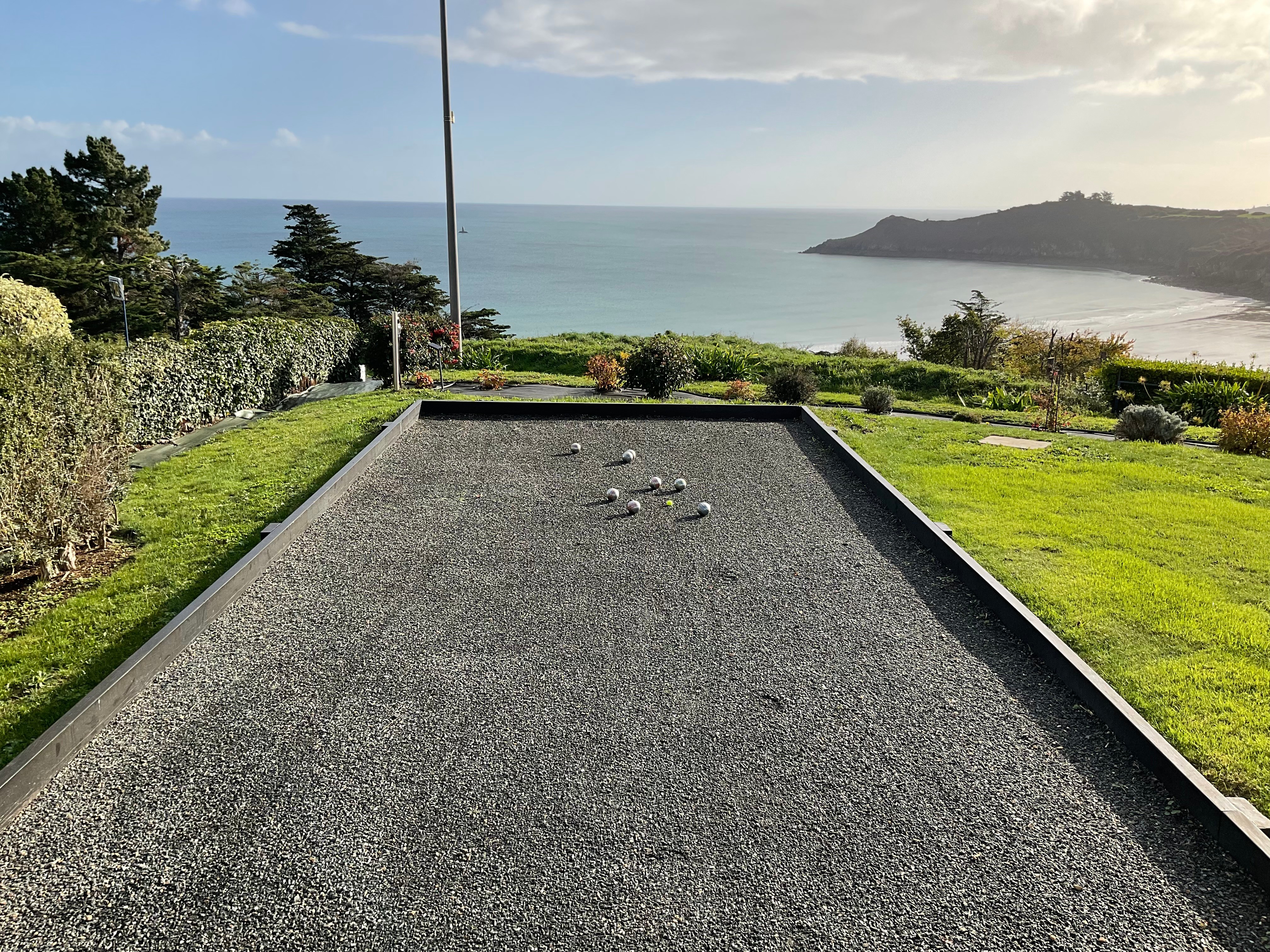 Jeu de boule dans jardin vue mer