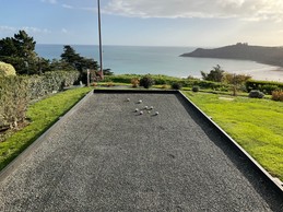 Jeu de boule dans jardin vue mer