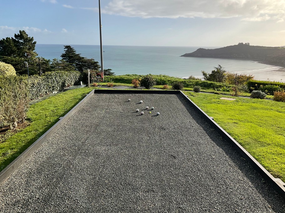 Jeu de boule dans jardin vue mer