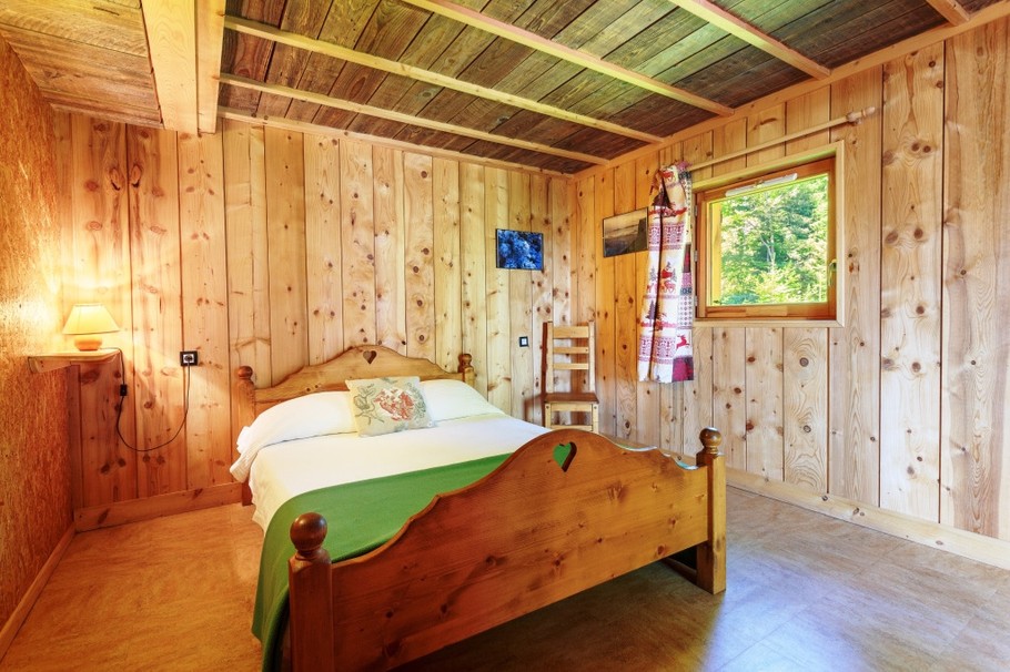 La chambre au rez-de-chaussée avec un lit double