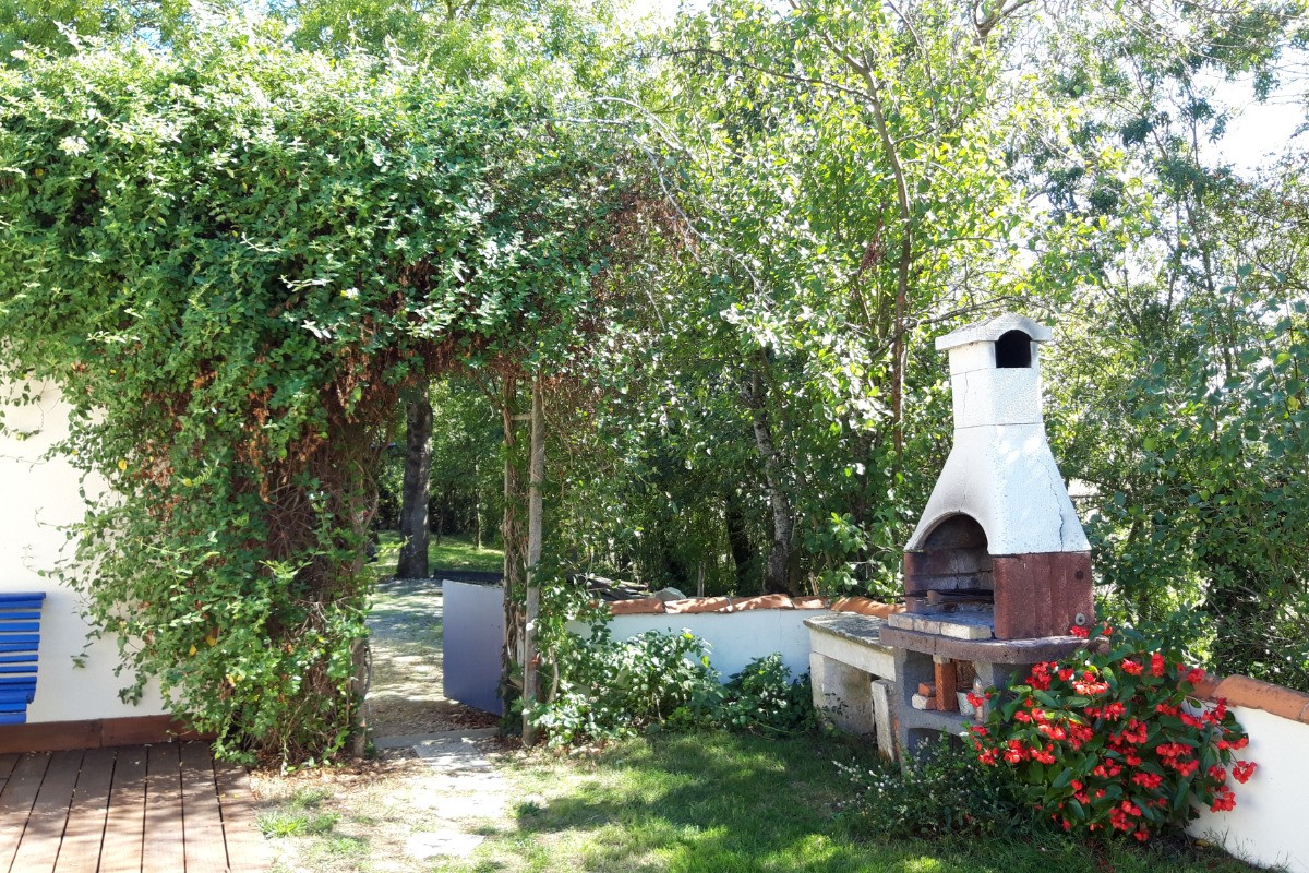derrière maison avec barbecue
