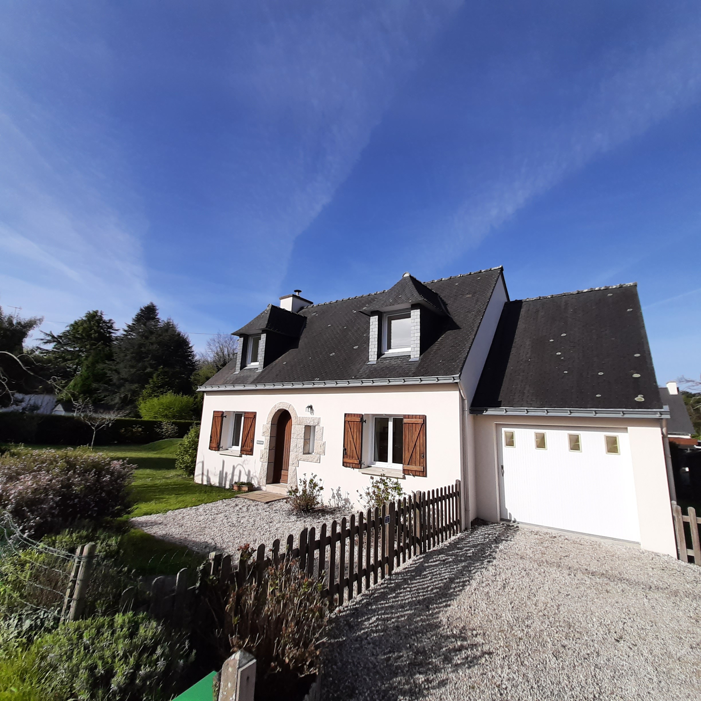Façade de la maison, jardin, places de parking réservées, chiens assis pour les 2 chambres au 1er étage