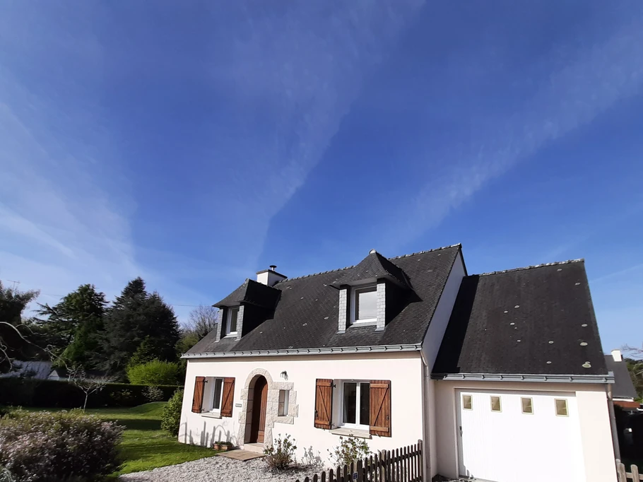 Façade de la maison, jardin, places de parking réservées, chiens assis pour les 2 chambres au 1er étage