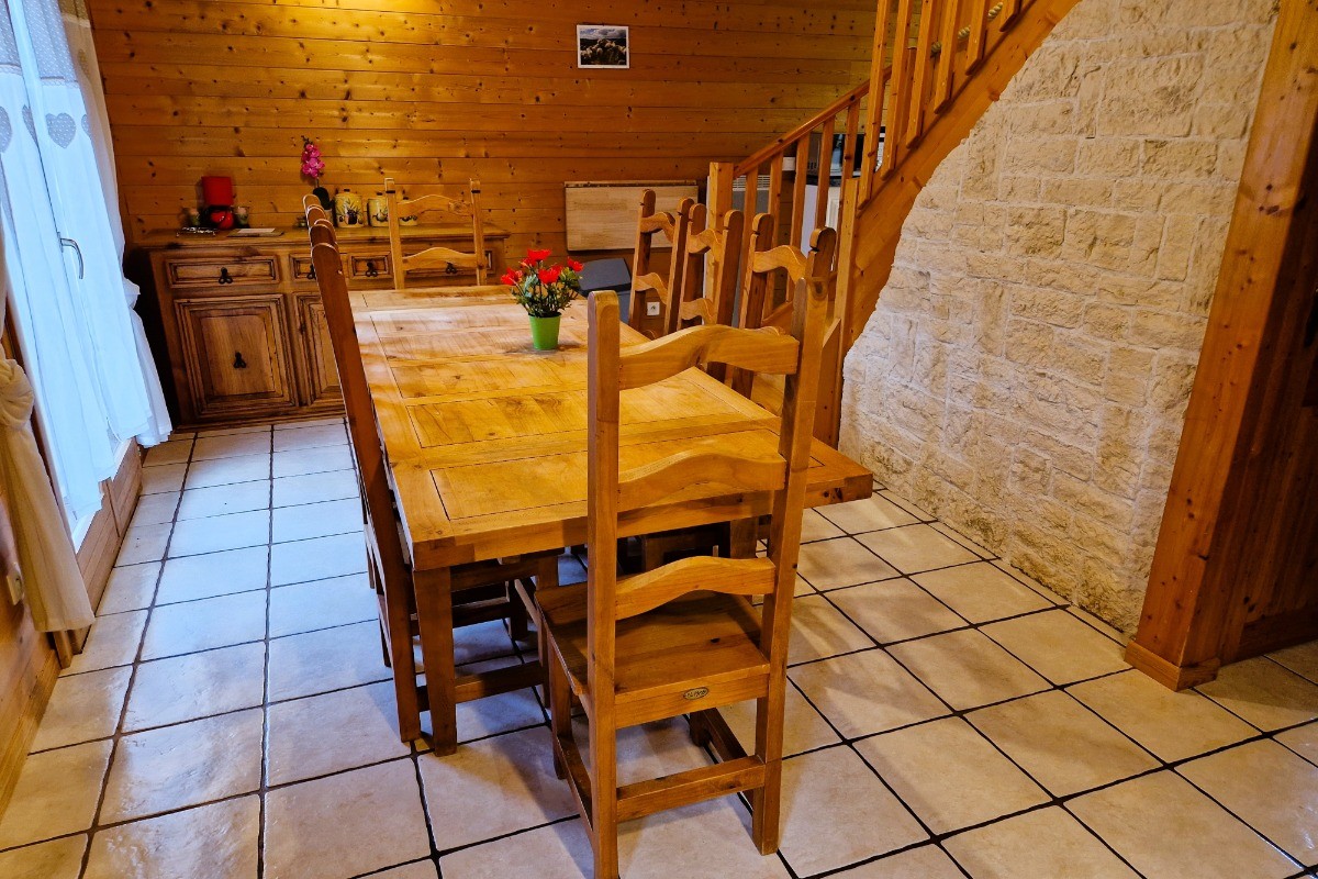 Grande table dans la pièce de vie - Chalet de montagne au cœur des Vosges - La Bresse
