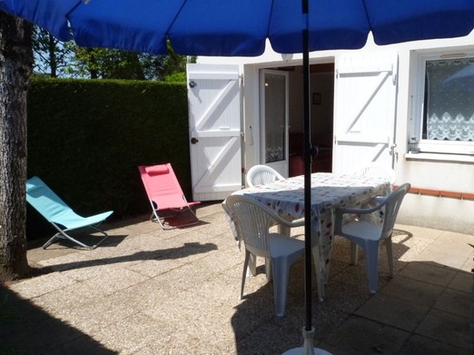 Cour avec salon de jardin et bains de soleil