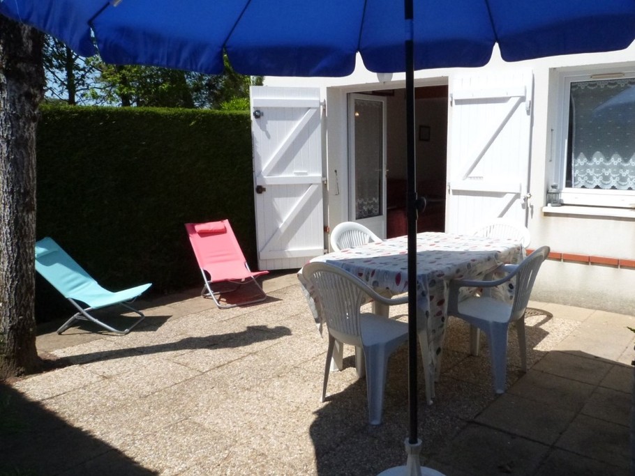 Cour avec salon de jardin et bains de soleil