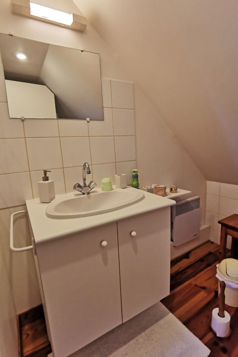 Salle de bain avec baignoire