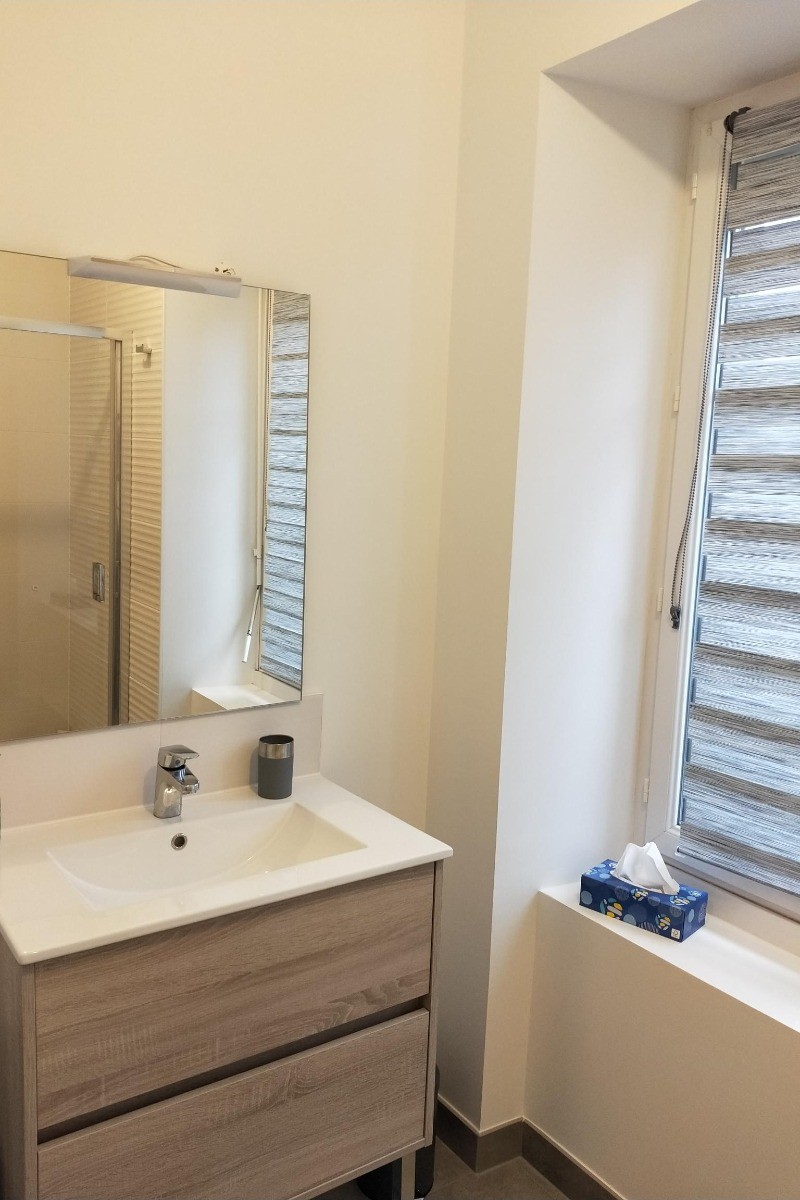 Salle de douche rdc, lavabo et douche 120 cms