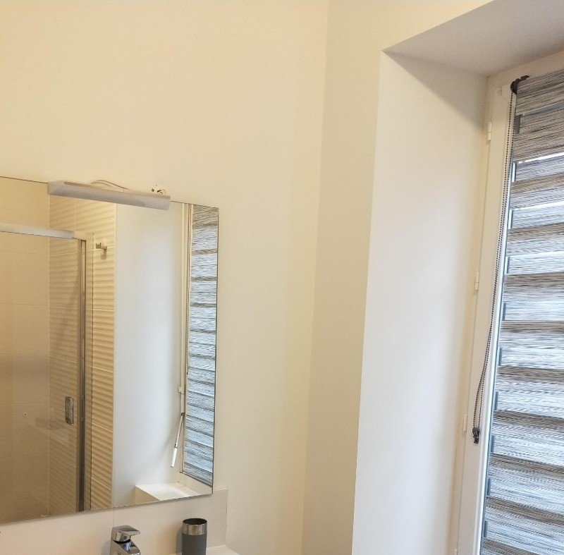 Salle de douche rdc, lavabo et douche 120 cms