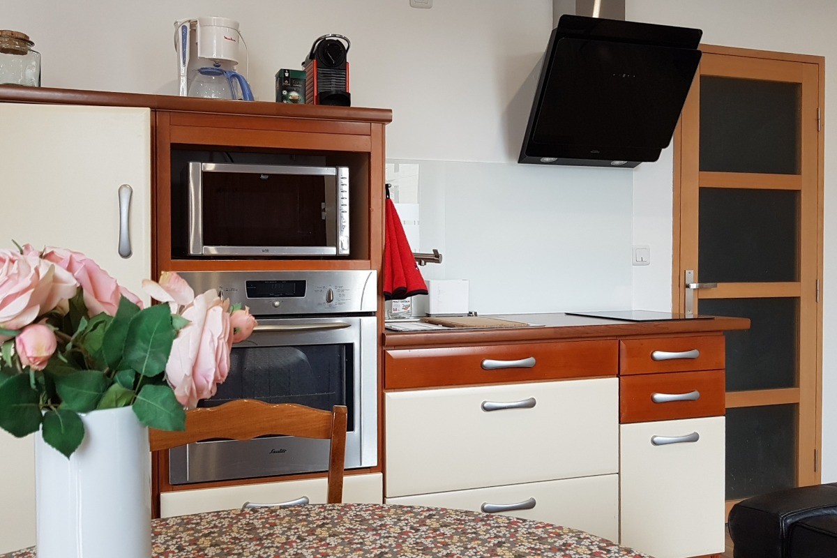 Coin cuisine équipée (four, micro-ondes, combiné-congélation, etc).
Crédits photos : Clévacances 35