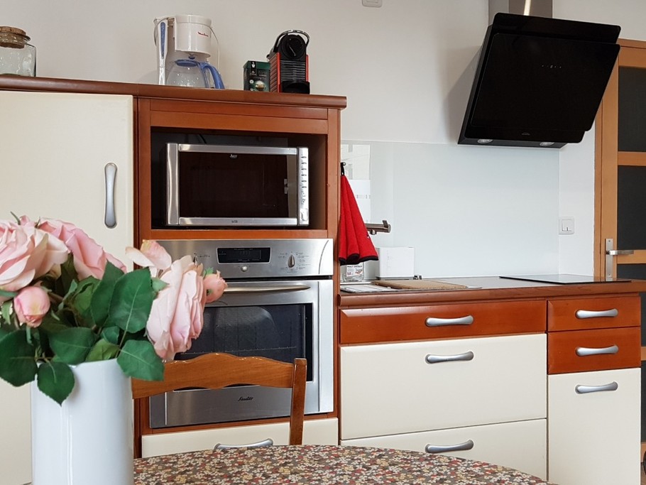 Coin cuisine équipée (four, micro-ondes, combiné-congélation, etc).
Crédits photos : Clévacances 35