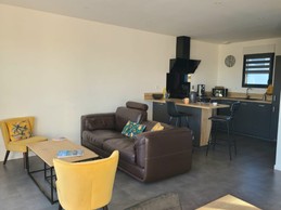 Cuisine aménagée et salon cosy