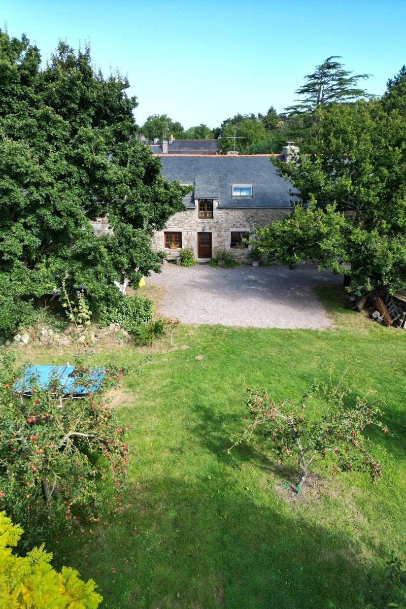 LA LONGERE ET SON JARDIN