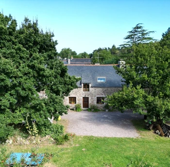 LA LONGERE ET SON JARDIN