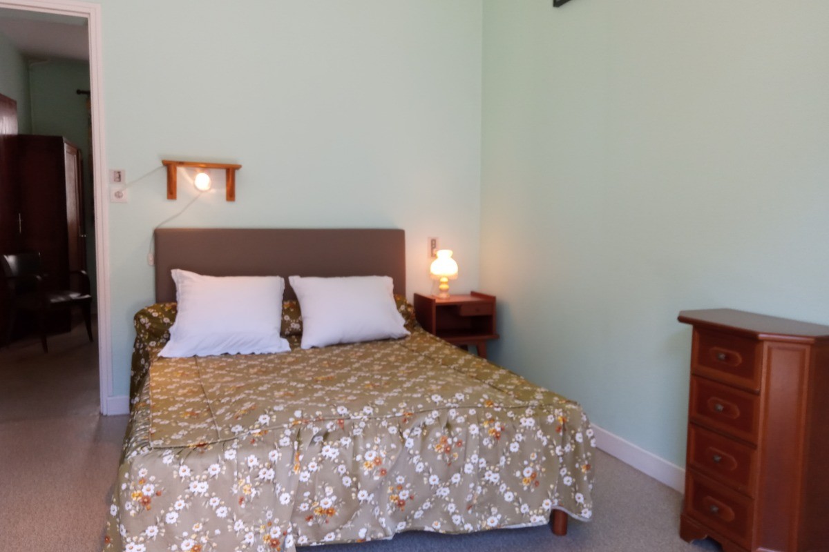 chambre avec 1 lit en 140 cm et porte fenêtre sur balcon