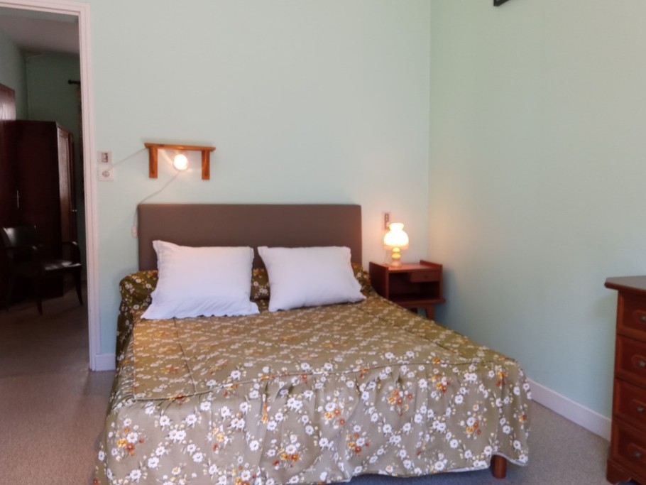 chambre avec 1 lit en 140 cm et porte fenêtre sur balcon