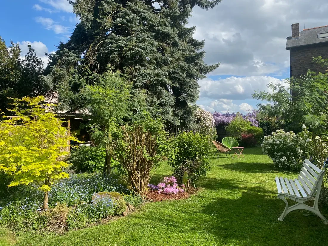 Well planted garden with several relaxation areas