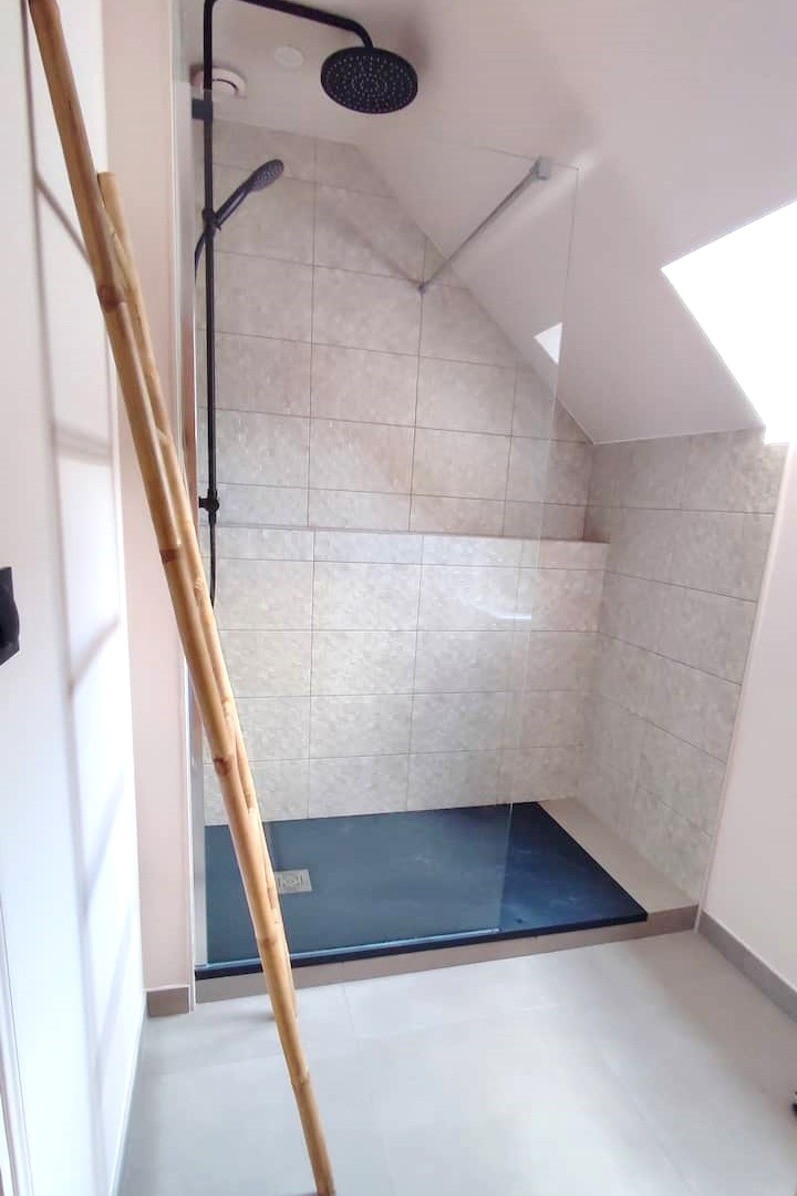 Couloir desservant les 4 chambres, salle de bain et WC indépendant à l'étage.