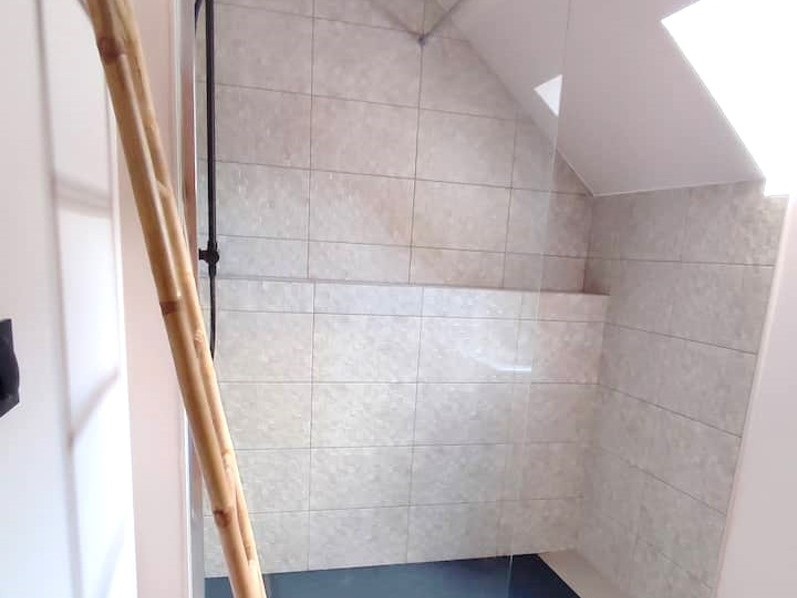 Couloir desservant les 4 chambres, salle de bain et WC indépendant à l'étage.