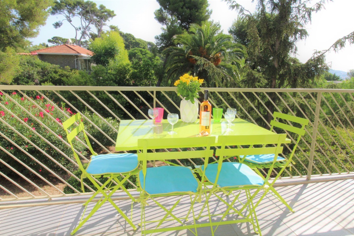 Balcon sur jardin Méditerranéen paysager.