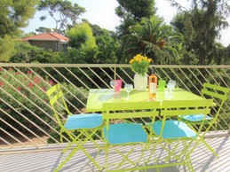 Balcon sur jardin Méditerranéen paysager.