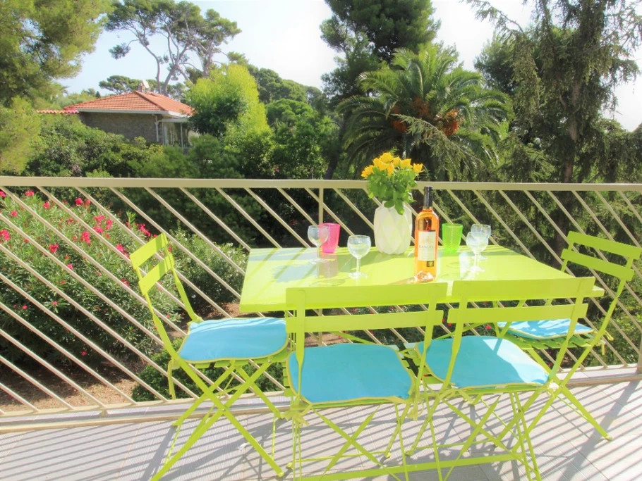 Balcon sur jardin Méditerranéen paysager.