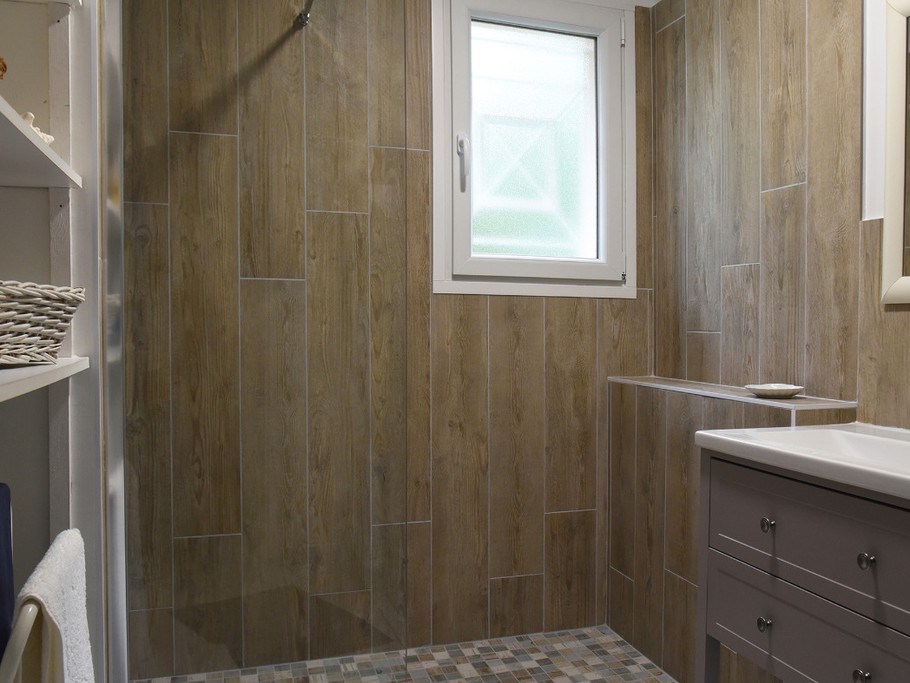 Salle d'eau avec douche italienne